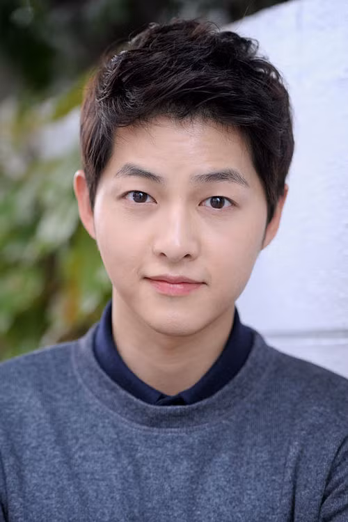 Nổi tiếng châu Á với danh xưng "mỹ nam không tuổi" hay "mỹ nam có gương mặt trẻ thơ", mỹ nam Song Joong Ki là điểm nhấn của bộ phim lần này. Với gương mặt "búng ra sữa" này, không ai nghĩ rằng nam diễn viên đã bước sang tuổi 31.