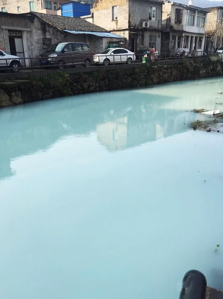 Nhiều người đã đặt câu hỏi liệu đây có phải là một vụ rò rỉ chất thải hóa học nữa hay không và yêu cầu các cơ quan chức năng, các ban ngành liên quan lập tức vào việc, sớm đưa ra câu trả lời thỏa đáng cho người dân.