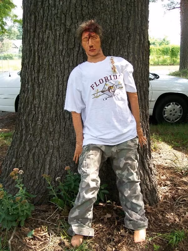 Đây là một xác chết nam với nguyên nhân ban đầu được xác định là chết do bị đạn bắn xuyên qua đầu. Thông qua tình trạng co cứng, nhiệt độ cơ thể và một số yếu tố khác, những chuyên gia pháp y sẽ đưa ra lời giải thích về tất cả những hiện tượng xảy ra trên cơ thể, giúp ích rất nhiều trong công tác điều tra tội phạm hiện đại. (Theo Viral)