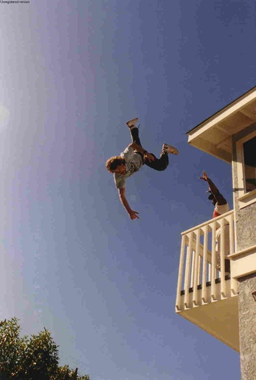 5. Mơ thấy bị rơi từ trên cao xuống. Đây được cho là triệu chứng liên quan tới bệnh tim.