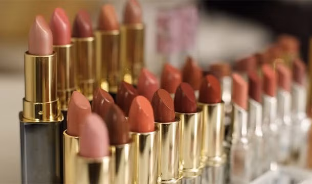 1. Nhiều loại son môi có thành phần từ vảy cá, chính vì vậy có thể bạn đang bôi lên môi mình son có thành phần được làm từ bộ phận của những con thủy quái đại dương mà không hề hay biết. (Theo L25)