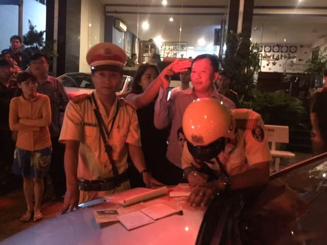 Sau nửa giờ nghỉ ngơi trong khách sạn, Đệ xuống làm việc, ký biên bản vi phạm. Ảnh: Minh Anh