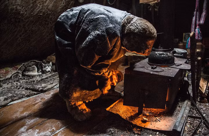 Nấu ăn trong lều. (Theo Dailymail)