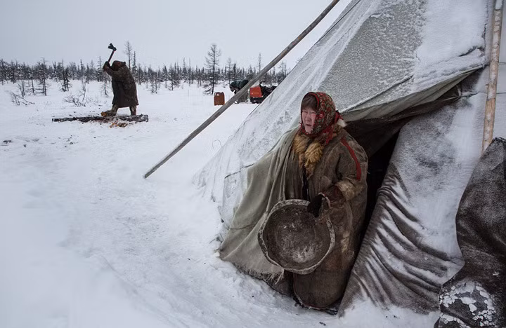 Đặc biệt, công việc nặng nhọc như xây dựng lều trại lại do những người phụ nữ đảm nhiệm. (Theo Dailymail)