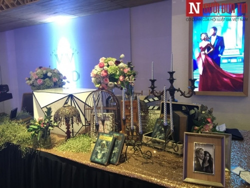 Nhiều vật vật dụng trang trí theo phong cách Châu Âu được trưng bày xen kẽ hình ảnh của cặp đôi Victor Vũ Đinh Ngọc Diệp.