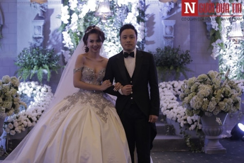 Đinh Ngọc Diệp thay thêm một bộ váy khác để chuẩn bị cho phần làm lễ.