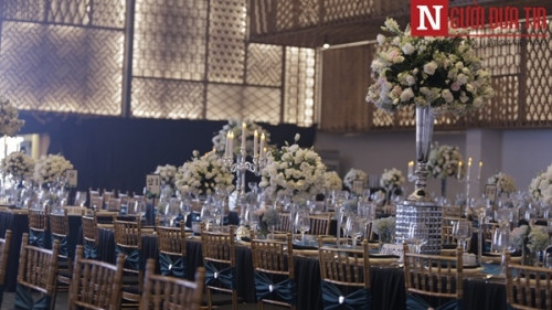 Bàn tiệc được trang trí sang trọng, đẳng cấp theo phong cách quý tộc.