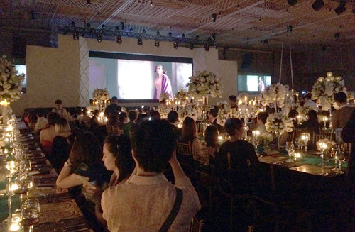 Không gian đầy nến và hoa đậm chất ngôn tình của buổi tiệc. Một đoạn clip ngắn mang tên "Color of life" kể về hành trình tìm thấy nhau của Victor Vũ và Đinh Ngọc Diệp được trình chiếu trên màn ảnh.