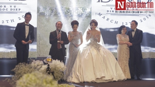 Phần nghi thức chính của lễ cưới được diễn ra nhanh chóng trước sự chứng kiến của hàng trăm quan khách.