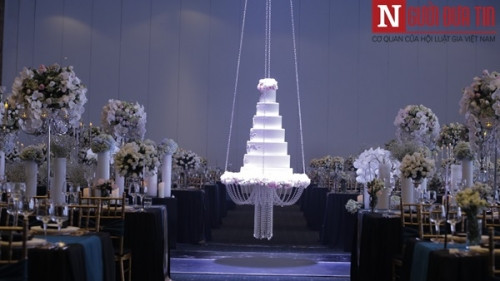 Chiếc bánh kem nhiều tầng được treo lơ lửng trong gian phòng đãi tiệc.
