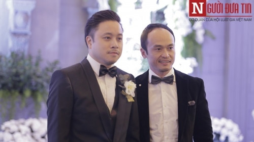 Trong ngày trọng đại nhất của cuộc đời, trông đạo diễn của bộ phim "Tôi thấy hoa vàng trên cỏ xanh" vô cùng bảnh bao.