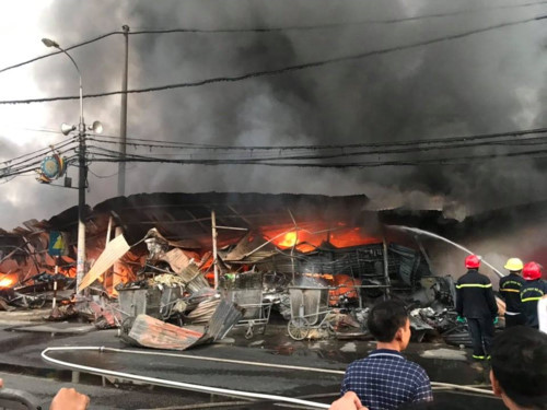 Cho tam boc chay du doi luc rang sang, hang tram ki ot bi thieu rui