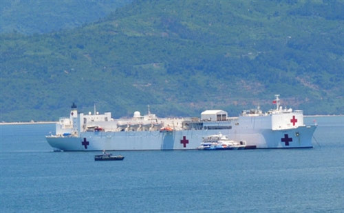 Ngày 17/8, tàu Bệnh viện USNS Mercy (T-AH19) và tàu Vận tải siêu tốc USNS Millinocket (JHSV-3) của Hải quân Mỹ cùng hơn 1.000 thành viên quân sự và dân sự đã cập cảng Tiên Sa (TP Đà Nẵng) để thực hiện Chương trình Đối tác Thái Bình Dương 2015 (PP 2015). Ảnh: Tàu Bệnh viện USNS Mercy trên vịnh Đà Nẵng.