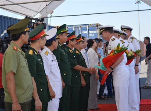 Đón tàu và thủy thủ đoàn tại cảng Tiên Sa có đại diện UBND TP Đà Nẵng, Cục Đối ngoại (Bộ Quốc phòng), Bộ tư lệnh Quân khu 5, Bộ tư lệnh Vùng 3 Hải quân, Bộ chỉ huy BĐBP TP Đà Nẵng, Bộ CHQS TP Đà Nẵng, Tổng lãnh sự quán Hoa Kỳ tại TP Hồ Chí Minh…
