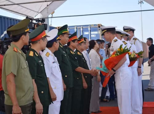 Đón tàu và thủy thủ đoàn tại cảng Tiên Sa có đại diện UBND TP Đà Nẵng, Cục Đối ngoại (Bộ Quốc phòng), Bộ tư lệnh Quân khu 5, Bộ tư lệnh Vùng 3 Hải quân, Bộ chỉ huy BĐBP TP Đà Nẵng, Bộ CHQS TP Đà Nẵng, Tổng lãnh sự quán Hoa Kỳ tại TP Hồ Chí Minh…