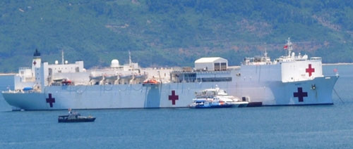 Tàu Bệnh viện USNS Mercy được xem là “bệnh viện di động khổng lồ” trên biển của Hải quân Hoa Kỳ, với quy mô lên đến 1.000 giường bệnh, 12 phòng mổ tiêu chuẩn kỹ thuật cao với khả năng thực hiện phẫu thuật đa khoa, chỉnh hình…