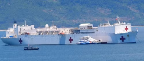 Tàu Bệnh viện USNS Mercy được xem là “bệnh viện di động khổng lồ” trên biển của Hải quân Hoa Kỳ, với quy mô lên đến 1.000 giường bệnh, 12 phòng mổ tiêu chuẩn kỹ thuật cao với khả năng thực hiện phẫu thuật đa khoa, chỉnh hình…