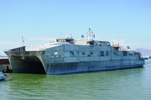 Tàu Vận tải siêu tốc USNS Millinocket có chiều dài 103m, lượng giãn nước 1.515 tấn, có khả năng mang theo 600 tấn thiết bị...