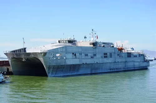 Tàu Vận tải siêu tốc USNS Millinocket có chiều dài 103m, lượng giãn nước 1.515 tấn, có khả năng mang theo 600 tấn thiết bị...