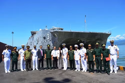 Chương trình PP 2015 diễn ra tại Đà Nẵng (từ ngày 17 đến 28/8) gồm nhiều hoạt động như: Trao đổi, hội thảo y tế về các bệnh thường gặp, kỹ thuật phẫu thuật chỉnh hình và chăm sóc quân nhân; diễn tập cứu trợ thảm họa; tập huấn kỹ năng cứu hộ, cứu nạn cho nhân viên cứu hộ (Ban Quản lý Bán đảo Sơn Trà và các bãi biển du lịch Đà Nẵng); chăm sóc răng miệng cho nhân dân (xã Hòa Nhơn và Hòa Phong, huyện Hòa Vang); sửa chữa Trạm y tế phường Hòa Quý (quận Ngũ Hành Sơn), Làng Hy vọng (Hội Bảo trợ trẻ em và phụ nữ nghèo bất hạnh TP Đà Nẵng). Ảnh: Lãnh đạo các cơ quan, đơn vị của Việt Nam chụp ảnh lưu niệm cùng chỉ huy và thủy thủ tàu Hải quân Hoa Kỳ.