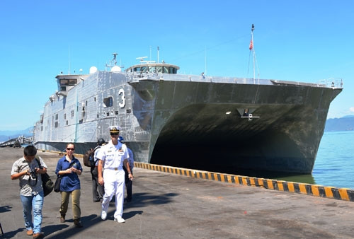 Tàu Vận tải siêu tốc USNS Millinocket cập cảng Tiên Sa.
