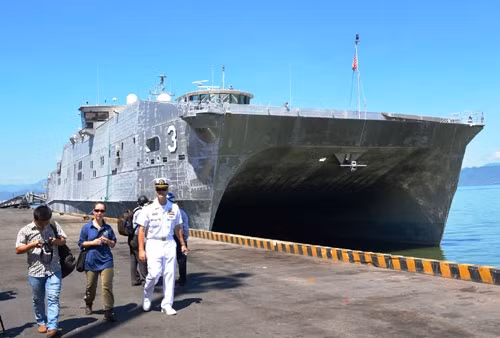 Tàu Vận tải siêu tốc USNS Millinocket cập cảng Tiên Sa.