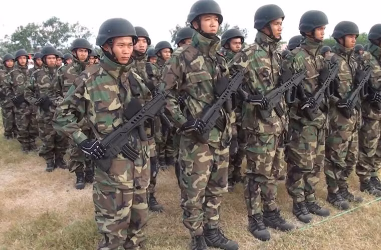 Chiến sĩ hải quân đánh bộ với súng trường tiến công TAR-21 trong Lễ ra quân huấn luyện năm 2015.