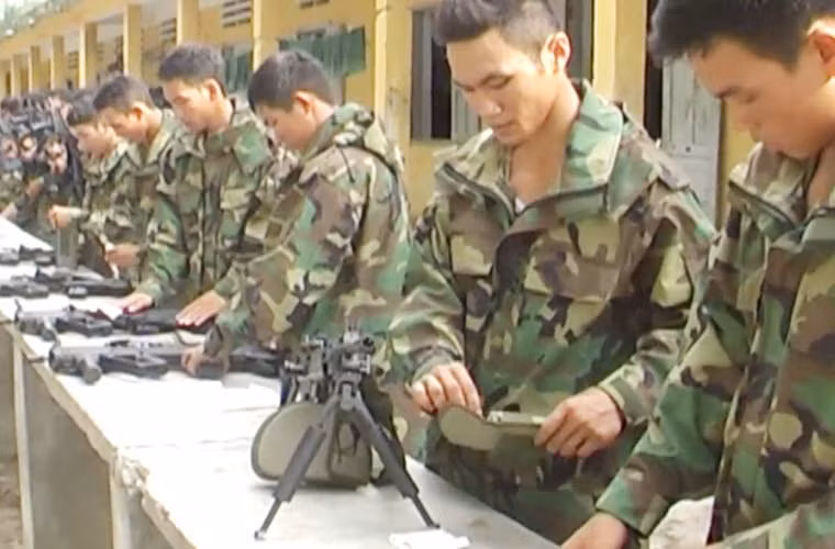 Giờ lau chùi, bảo quản vũ khí, khí tài của các chiến sĩ sau một ngày huấn luyện.