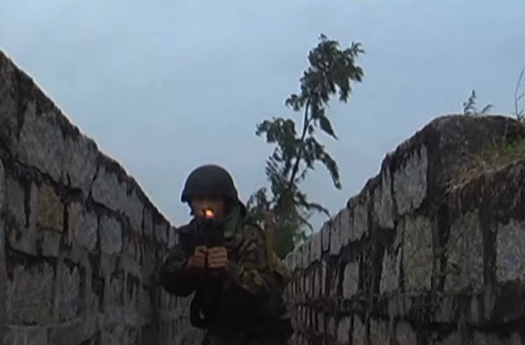 Chiếm đoạn hào của địch, tiếp tục truy kích, đánh chiếm các mục tiêu còn lại trong giao thông hào không có lắp.