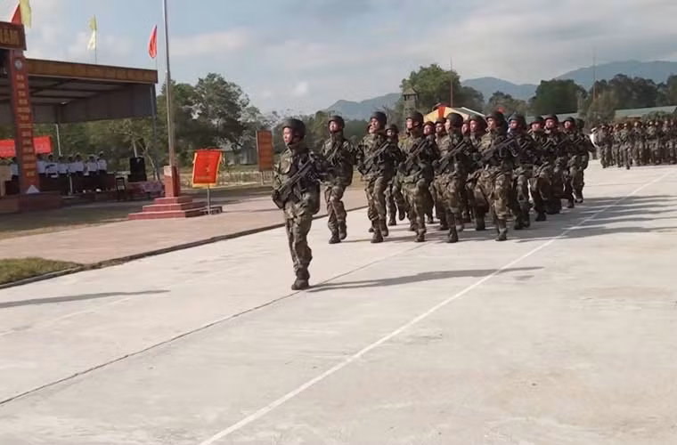 Duyệt đội ngũ trong ngày ra quân huấn luyện.