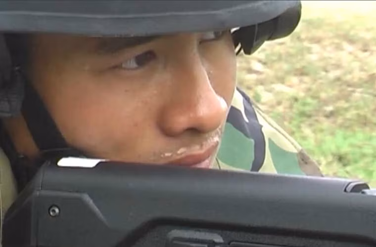 Chiến sĩ dồn hết tinh lực vào đường ngắm.