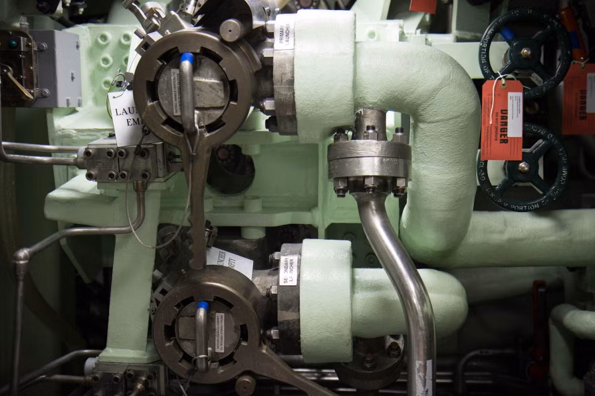 Dù nhiều phần việc đã được tự động hóa hoàn toàn những trên tàu vẫn xuất hiện rất nhiều hệ thống van ống để thủy thủ có thể điều khiển bằng tay trong trường hợp hệ thống điện tử có sự cố. Nguồn ảnh: BI.