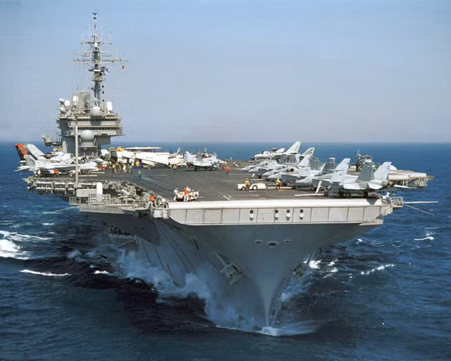 USS Kitty Hawk là một hàng không mẫu hạm cực lớn khi nó ra đời, với khả năng chứa được tối đa tới 85 máy bay phản lực, cung cấp hỏa lực không quân cực kỳ dày đặc. Nguồn ảnh: Wiki.