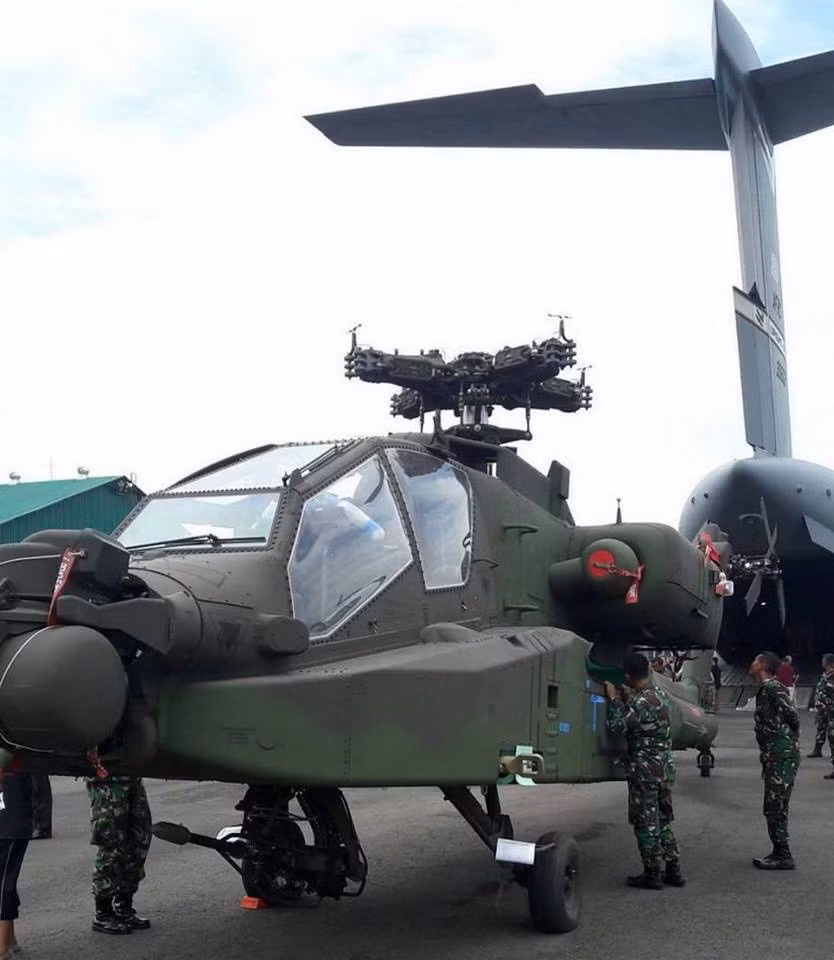 Tổng cộng 8 chiếc trực thăng Apache AH-64E được phía Indonesia mua của Mỹ với tổng giá trị hợp đồng vào khoảng 1,42 tỷ USD. Trong đó bao gồm cả thiết bị phụ tùng, radar điều khiển hỏa lực loại AN/APG-78 và 140 quả tên lửa chống tăng Hellfire. Nguồn ảnh: Tekno.