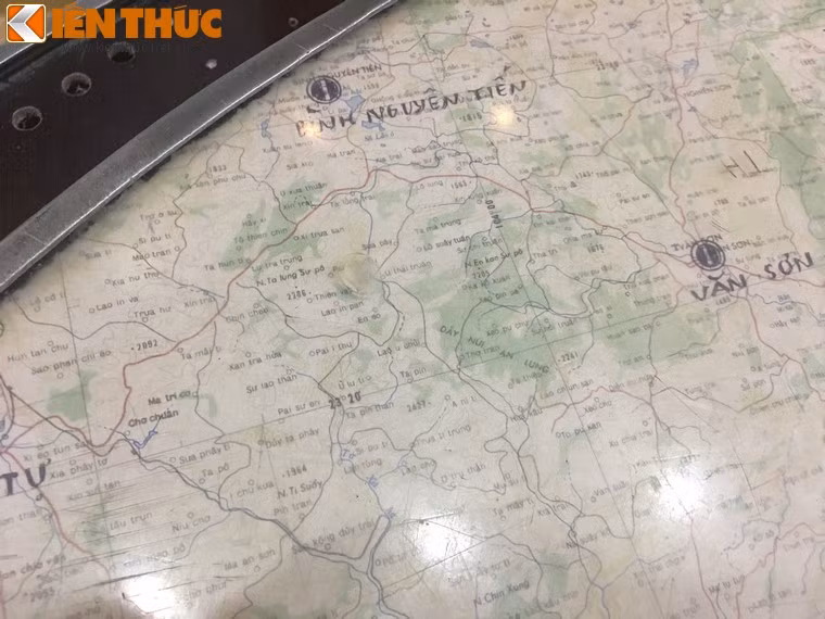 Rất nhiều các sân bay gần khu vực biên giới với Việt Nam được đánh dấu trên tấm bản đồ chiến lược này. Tuy nhiên chưa ghi nhận bất cứ trường hợp nào phi công của ta phải hạ cánh nhờ trên đất bạn trong thời gian Mỹ thực hiện chiến dịch Linebacker II.