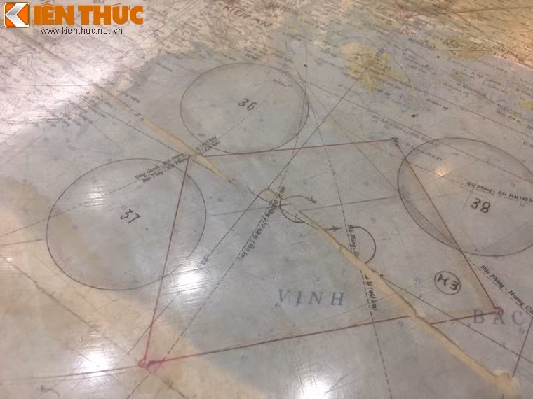 Nhiều vị trí trên bản đồ được đánh dấu nổi bật, khu ô hình thang với ký hiệu xoay vòng là những khu vực tuần tra chính của Không quân ta nhằm chặn đường tiến công của các tốp máy bay địch. Ảnh: Một vùng tuần tra nằm ngoài khơi vịnh bắc bộ.