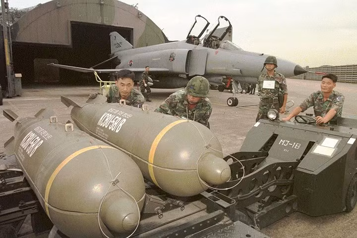 Bom chùm rẻ nhưng lại nguy hiểm một cách đáng sợ. Trong ảnh là bom chùm CBU-58B được đưa lên chiến đấu cơ F-4E trong cuộc tập trận chung giữa Mỹ và Hàn Quốc tại căn cứ không quân Suwon vào tháng 8/1997. Ảnh: Yonhap.