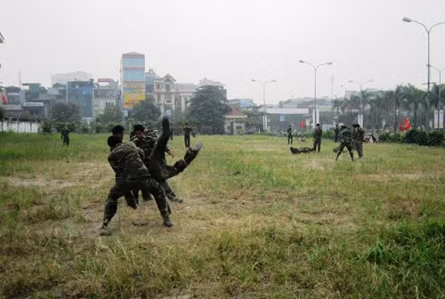Thiếu tá Ngô Trường Giang, Tiểu đoàn trưởng Tiểu đoàn KSQS 103 cho biết: “Huấn luyện đi đôi với rèn luyện thể lực bộ đội là một trong những tiêu chí hàng đầu mà Đảng ủy, chỉ huy tiểu đoàn xác định và duy trì thường xuyên, có nền nếp.