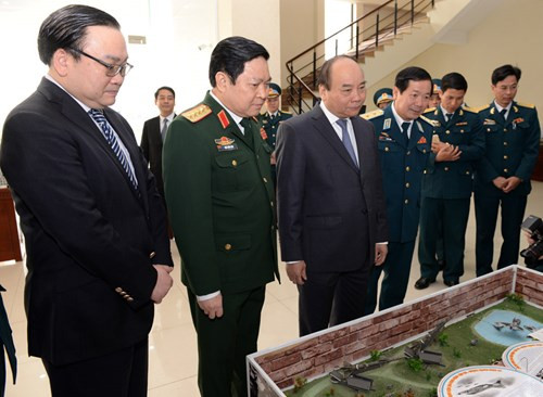 Thủ tướng Nguyễn Xuân Phúc, Bộ trưởng Bộ Quốc phòng Ngô Xuân Lịch, Bí thư Thành ủy Hà Nội Hoàng Trung Hải tham quan một số mô hình phục vụ huấn luyện và giáo dục chính trị, do tuổi trẻ Quân chủng PK-KQ thực hiện. Ảnh: Hoàng Hà Thủ tướng Nguyễn Xuân Phúc, Bộ trưởng Bộ Quốc phòng Ngô Xuân Lịch, Bí thư Thành ủy Hà Nội Hoàng Trung Hải tham quan một số mô hình phục vụ huấn luyện và giáo dục chính trị, do tuổi trẻ Quân chủng PK-KQ thực hiện. Ảnh: Hoàng Hà