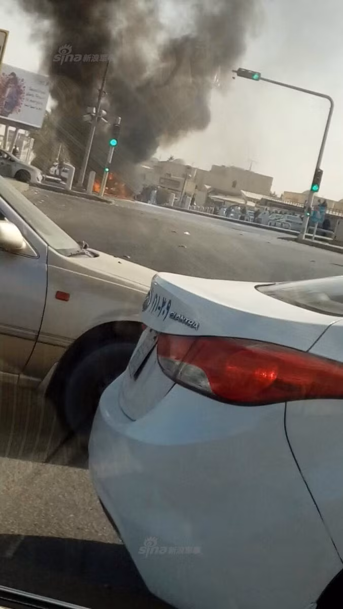 Lần này, lực lượng phòng không của Ả Rập Xê út ít nhất cũng đã tỏ ra hữu dụng khi tổ chức đánh chặn được các tên lửa của phía Yemen trước khi chúng kịp tới mục tiêu. Ảnh: Tên lửa của Yemen bị đánh chặn rơi xuống đất bốc cháy. Nguồn ảnh: Sina.