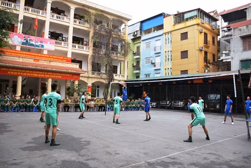 Hình ảnh cán bộ chiến sĩ Tiểu đoàn kiểm soát quân sự 103 trong một buổi đánh bóng chuyền.