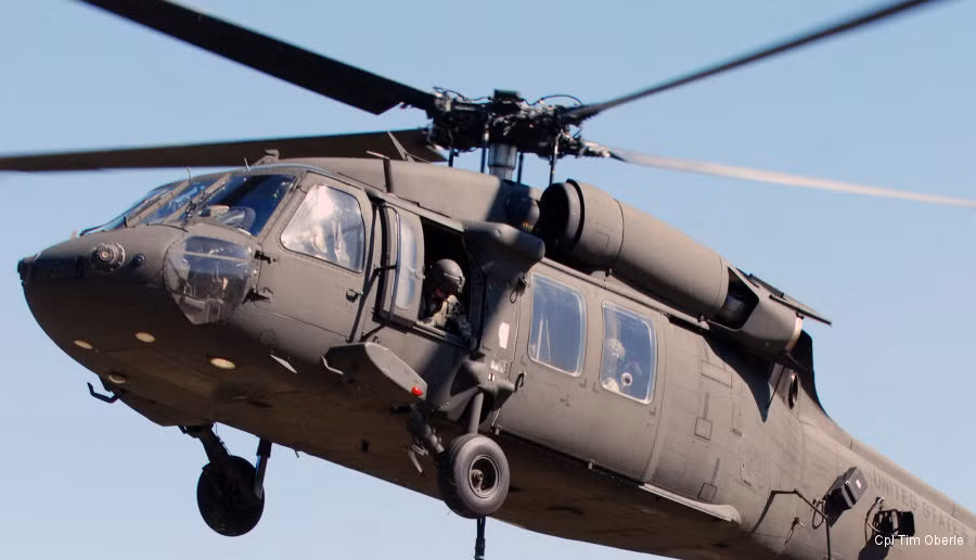 Ngoài ra, Black Hawk còn được biết tới năng lực vận tải không hề thua kém các dòng trực thăng Nga với khả năng mang theo tối đa 4 tấn hàng hóa treo bên ngoài máy bay hoặc 11 lính với đầy đủ trang thiết bị vũ khí. Nguồn ảnh: Helis.