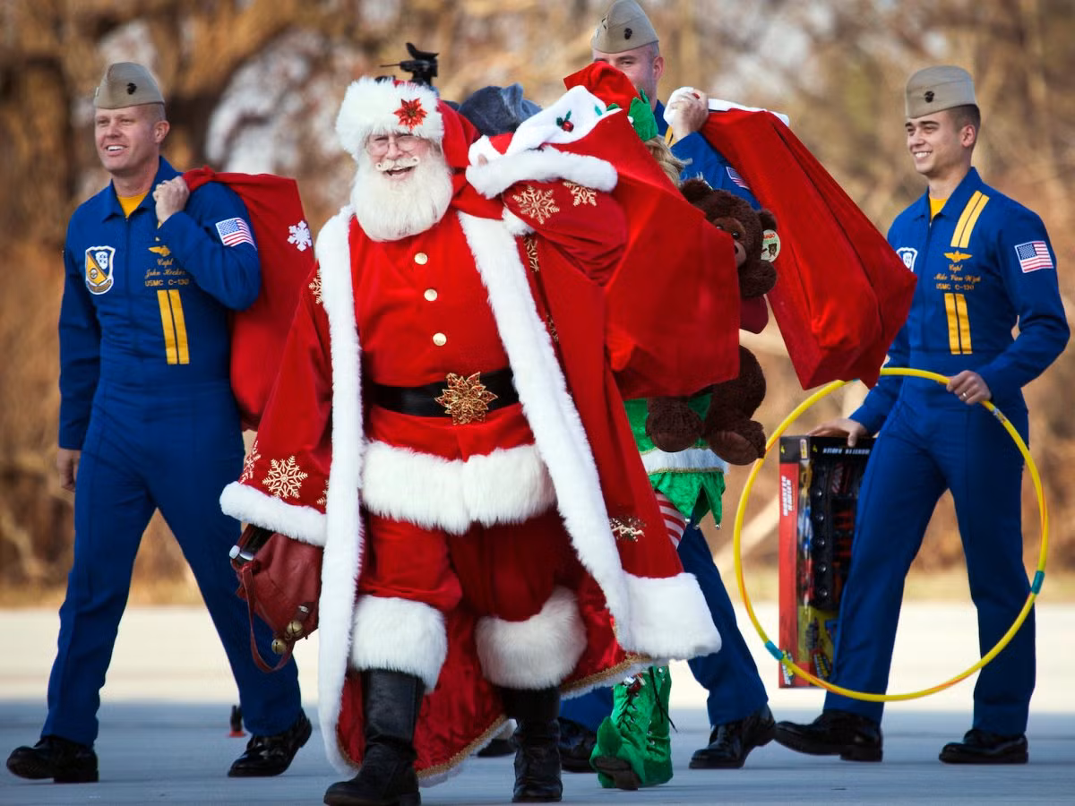 Lực lượng Không quân Biểu diễn của Mỹ đi phát quà bằng... máy bay phản lực. Nguồn ảnh: BI.