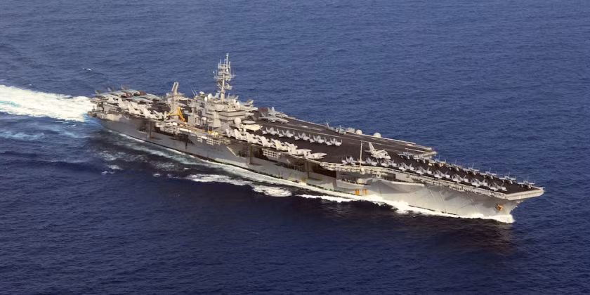 Số lượng thủy thủ đoàn biên chế đủ của USS Kitty Hawk vào khoảng 5624 người bao gồm cả các sĩ quan chỉ huy cùng với toàn bộ đội bay. Nguồn ảnh: Task.