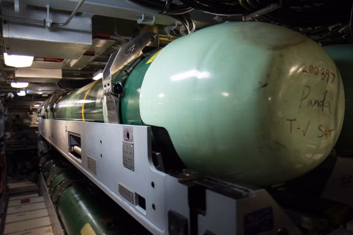 Khoang chiến đấu với các quả ngư lôi nặng hàng tấn. Nguồn ảnh: BI.