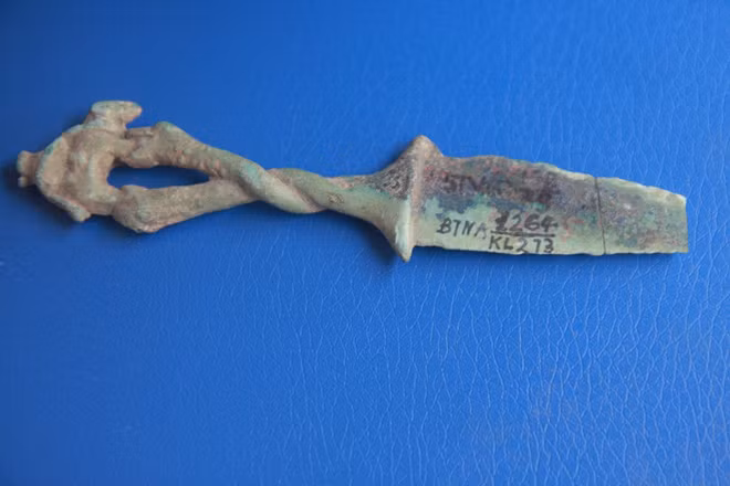 Bảo vật Quốc gia thứ 2 đang được lưu giữ tại Bảo tàng Nghệ An là Dao găm cán tượng rắn ngậm chân voi. Bảo vật có chiều dài 12,3cm, chiều rộng 3,5cm, thu được tại di chỉ khảo cổ học Làng Vạc (thị xã Thái Hoà) trong đợt khai quật lần thứ I, năm 1973.