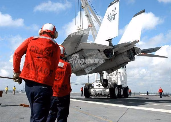 Toàn bộ các thành viên trên tàu sân bay bao gồm cả các sĩ quan chỉ huy đều phải tham gia khóa học huấn luyện chữa cháy bắt buộc. Nguồn ảnh: USNV.