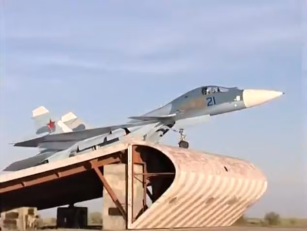 Hậu tố "KUB" trong tên của dòng máy bay này có nghĩa là "Korabelny, Uchebno-Boyevoi", tạm dịch là "Tàu biển, Huấn luyện, Chiến đấu". Nguồn ảnh: Coldwar.