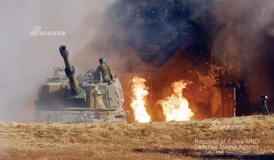 Là một khẩu pháo phục vụ cho chiến tranh hiện đại nên K-9 được Samsung Techwin trang bi các công nghệ điện tử mới nhất hỗ trợ trong dẫn bắn và kiểm soát hỏa lực. Nguồn ảnh: Sina.