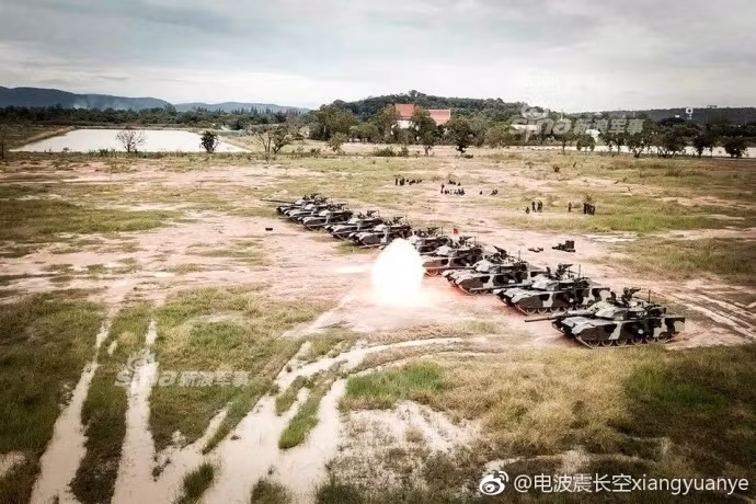 Ra đời từ năm 2014 và được nhập biên chính thức từ năm 2017, xe tăng VT-4 là phiên bản mới nhất trong dòng xe tăng Type 90-II do Trung Quốc tự nghiên cứu và phát triển. Nguồn ảnh: Sina.